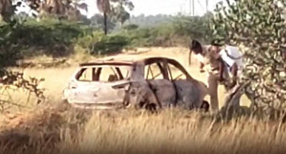 திசையன்விளை அருகே முற்றிலும் எரிந்த காரில் 4 சடலங்கள் மீட்பு