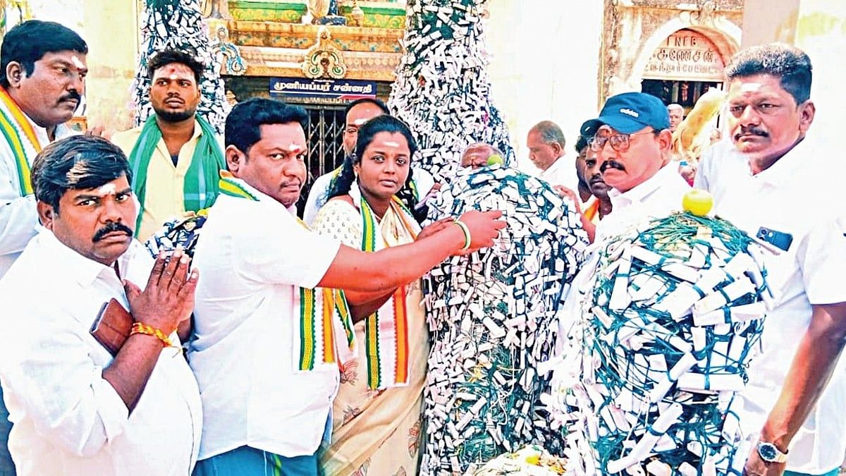 "கடவுளே! இப்ப இருக்க எம்எல்ஏ-வுக்கு சீட்டு கிடைக்கக் கூடாது" கோயிலில் பிராது கட்டி வேண்டிய காங்கிரஸார்!