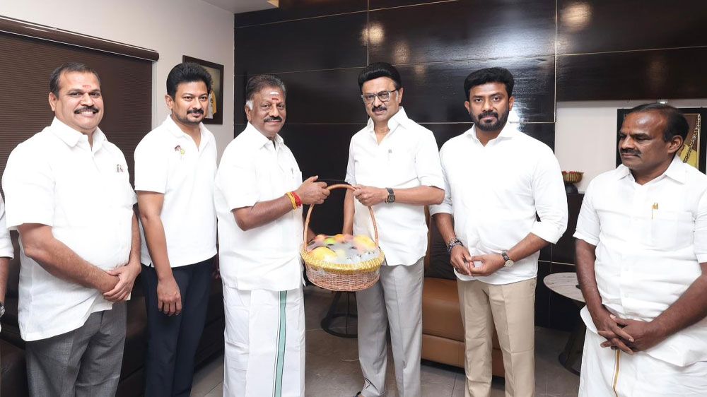 சட்டமன்றத்தில் முதல்வர் ஸ்டாலின் - ஓபிஎஸ் சந்திப்பு: புதிய கூட்டணிக்கு அச்சாரம்?