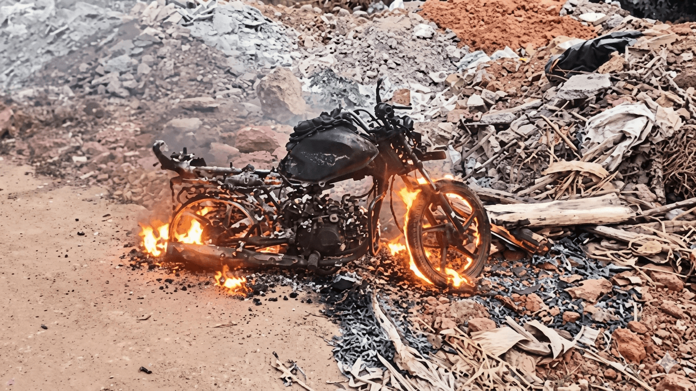 அதிவேகப் பயணம்.. அடங்காத மகன்: விசாகப்பட்டினத்தில் மகனின் பைக்கிற்குத் தீ வைத்த ஆட்டோ ஓட்டுநர்!