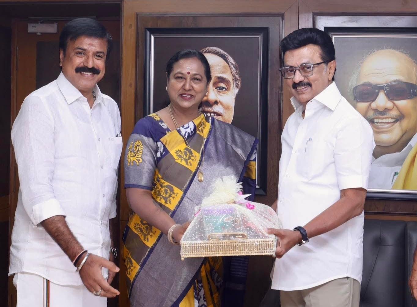 தமிழக அரசியலில் மெகா ட்விஸ்ட்: அதிமுகவிற்கு ‘ஷாக்’ கொடுத்து அறிவாலயம் புகுந்த தேமுதிக!