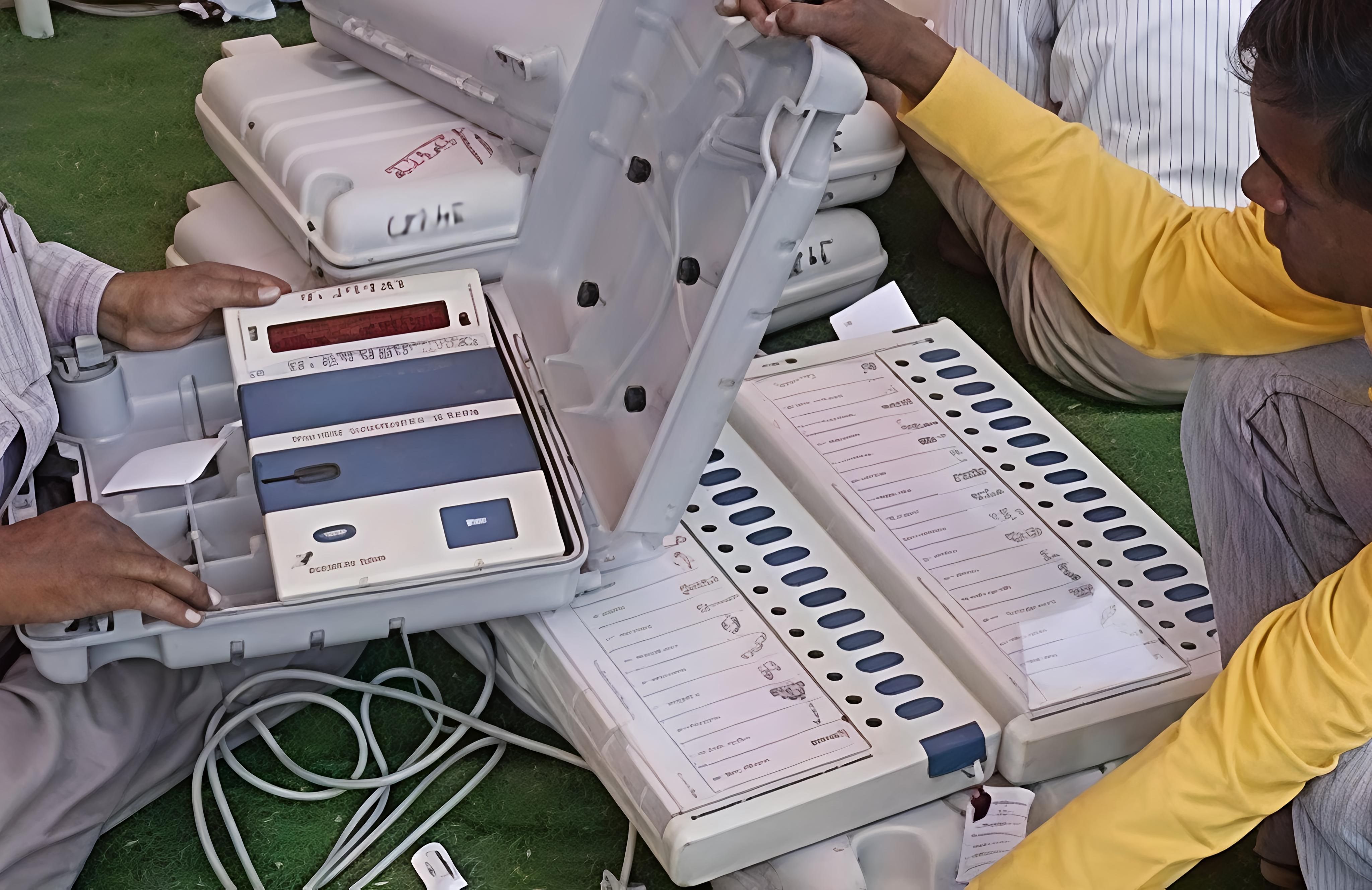 தமிழக சட்டமன்ற தேர்தல்: முதல் சுற்று வாக்கு எண்ணிக்கையில் முக்கிய முன்னிலைகள்