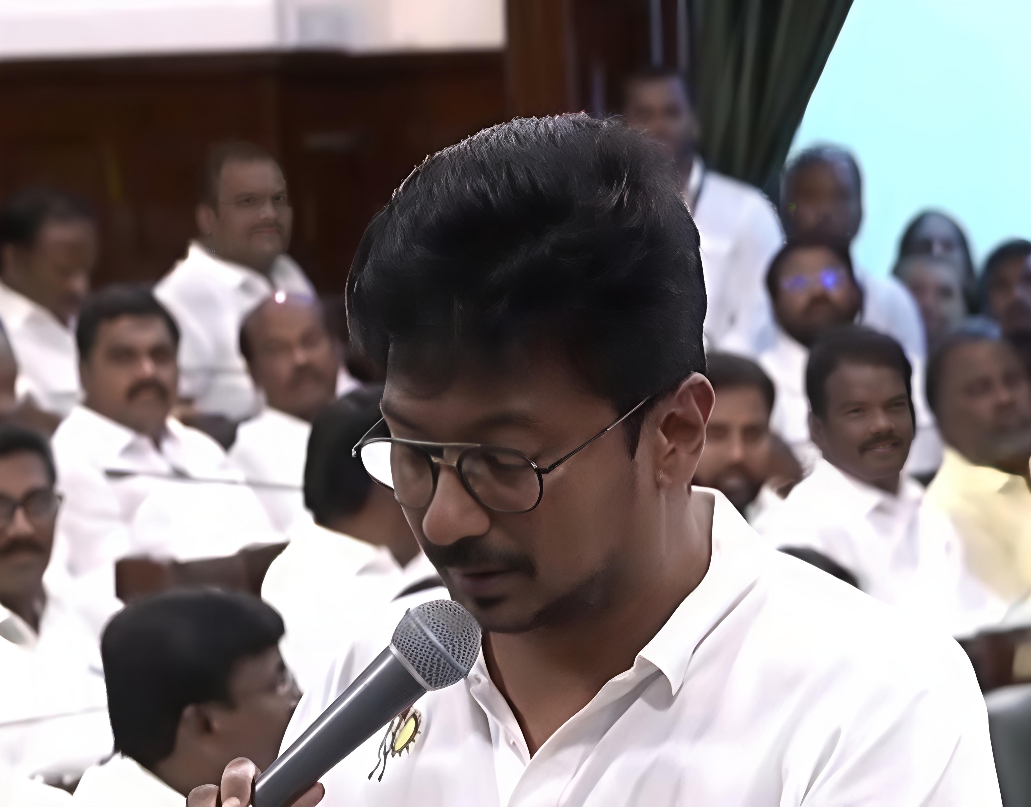 “நாங்கள் ஒரே கல்லூரி மாணவர்கள்; ஆனால் அரசியலில் திமுகதான் சீனியர்” – உதயநிதி ஸ்டாலின் நகைச்சுவை பேச்சு