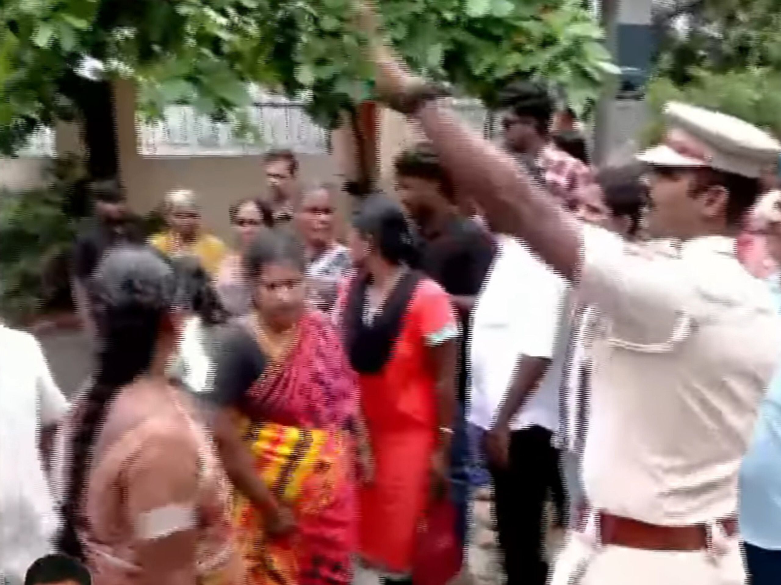 கோவையில் 15 வயது மாணவன் அகிலன் தற்கொலை: சாதிப் பாகுபாடு புகார்; ஆசிரியர்களைக் கைது செய்யக் கோரி காவல் நிலையம் முற்றுகை!