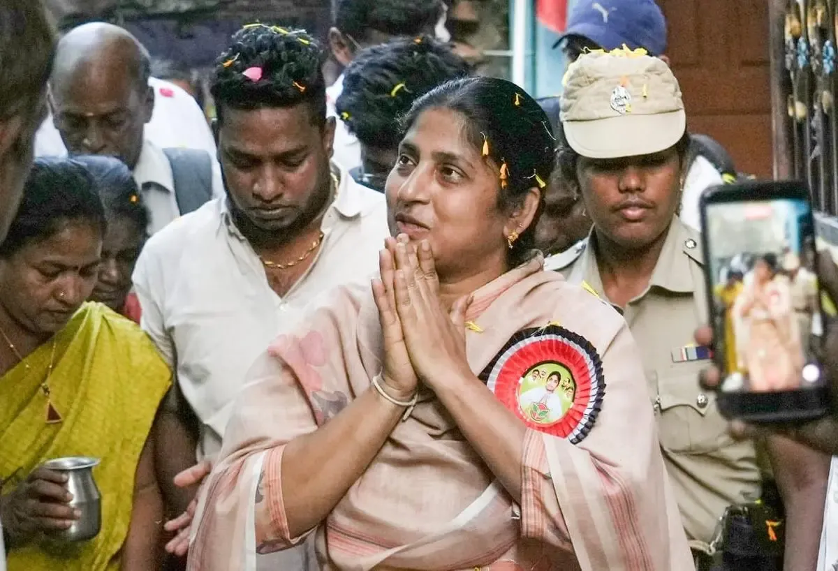 போர் கொடி ஆம்ஸ்ட்ராங் மீது திமுக வேட்பாளர் புகார்: ரவுடிகளை இறக்கி பணப்பட்டுவாடா செய்வதாக குற்றச்சாட்டு