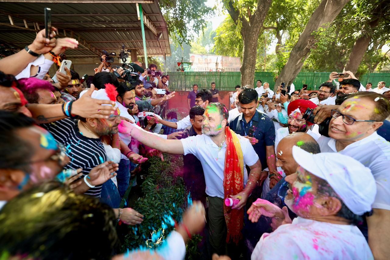  'வெறுப்பு ஒழியட்டும், அன்பு மலரட்டும்'! காங்கிரஸ் அலுவலகத்தில் ராகுல் காந்தி ஹோலி கொண்டாட்டம்!