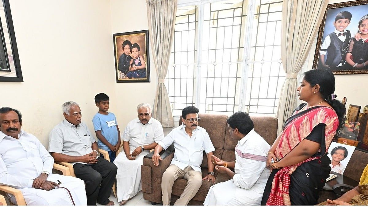 "இறப்பிலும் வாழ்வளித்த சிறுமி வெண்பா!" -  பெற்றோருக்கு முதல்வர் ஸ்டாலின் நேரில் ஆறுதல்!