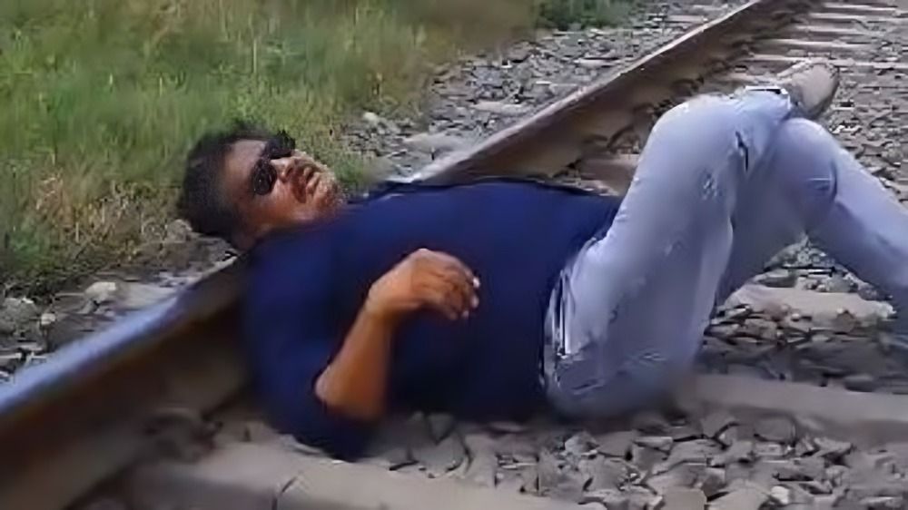 கல்லக்குடி தண்டவாளத்தில் தலைவைத்து படுத்த மன்சூர் அலிகான்: கலைஞர் பாணியில் பிரசாரம் செய்ததால் பரபரப்பு!