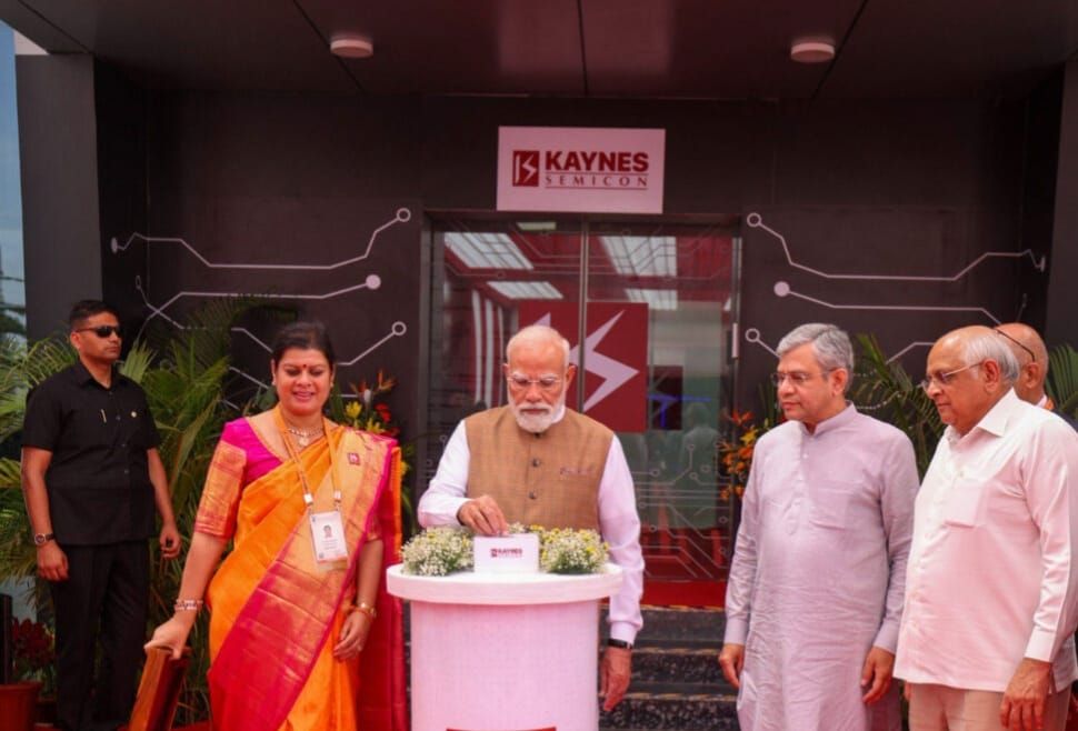 குஜராத்தில் ரூ.3,300 கோடி மதிப்பிலான இந்தியாவின் இரண்டாவது செமிகண்டக்டர் ஆலையைப் பிரதமர் மோடி திறந்து வைத்தார்.