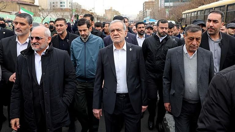 "ஈரான் ஒரு இரவில் அழிக்கப்படலாம்" - ட்ரம்ப் எச்சரிக்கை; உயிர்த் தியாகம் செய்ய 1.4 கோடி பேர் தயார் என ஈரான் அதிபர் பெசஷ்கியான் அதிரடி!