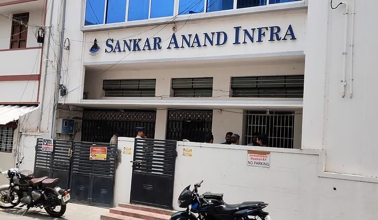 கரூரில் செந்தில் பாலாஜி ஆதரவாளர் இடங்களில் வருமான வரித்துறை அதிரடிச் சோதனை!