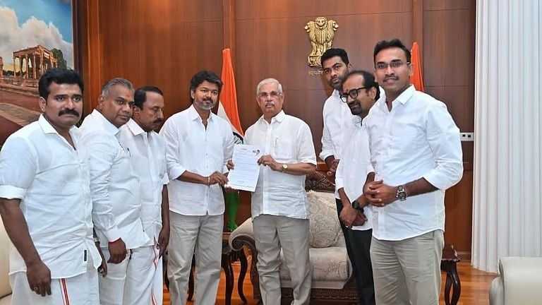 புதிய முதல்வராகப் பதவியேற்கிறார் விஜய்: ஆளுநரிடம் ஆட்சி அமைக்க உரிமை கோரினார் விஜய்