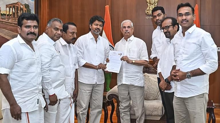 விஜய் முதல்வராகப் பதவியேற்பதில் திடீர் முட்டுக்கட்டை: பெரும்பான்மை விவரம் கோரும் ஆளுநர் - நாளை விழா நடக்குமா?