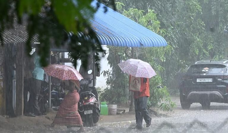 தமிழகத்தில் கோடை மழை தீவிரம்: நாளை 19 மாவட்டங்களில் கனமழை எச்சரிக்கை - வானிலை மையம் அறிவிப்பு