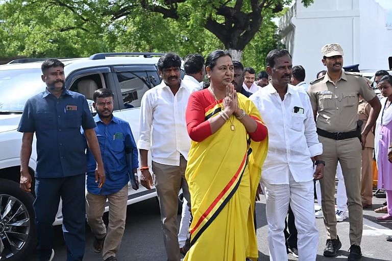 விஜய்க்கு வாழ்த்து... ஸ்டாலினுக்கு நன்றிக்கடன்! முதல்முறையாக  எம்எல்ஏவாகப் பதவியேற்ற பிரேமலதா; நம்பிக்கை வாக்கெடுப்பில் யாருக்கு ஆதரவு?