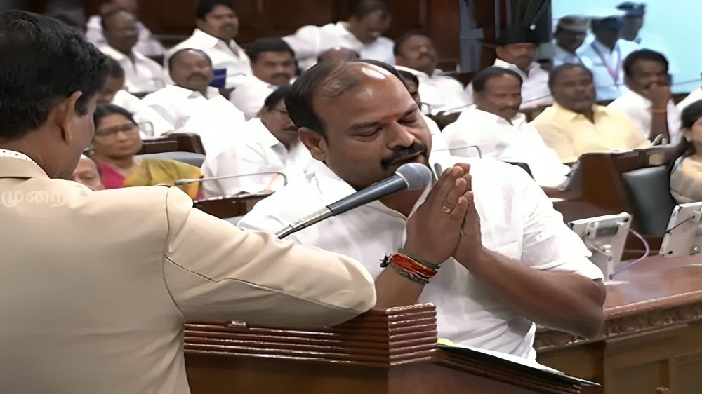 ஜெயலலிதாவை நினைத்து கண்ணீர் மல்க பதவியேற்ற அதிமுக எம்எல்ஏ மோகன்!