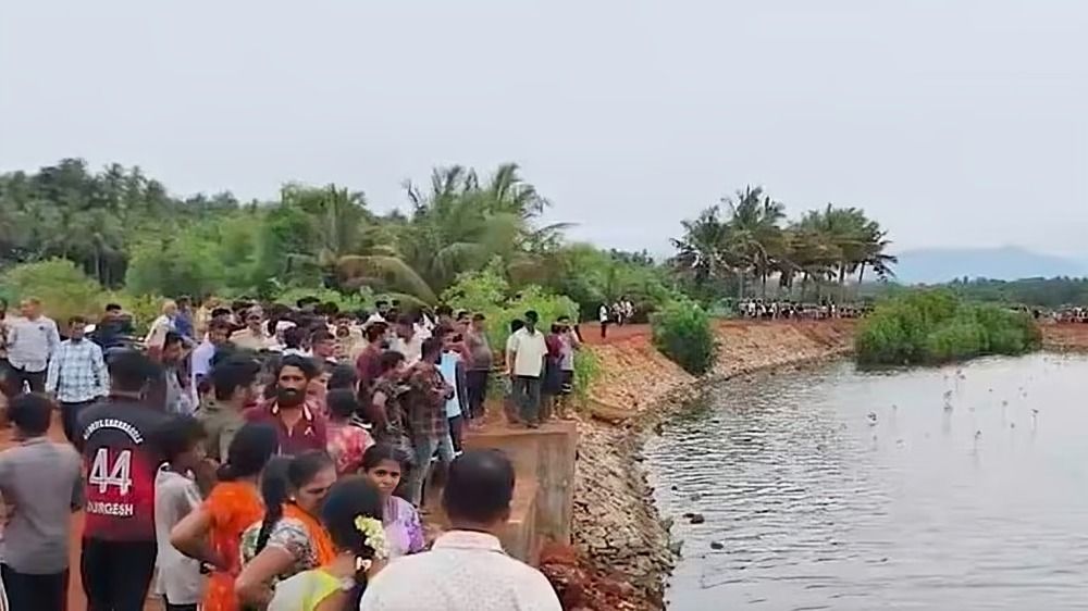 கர்நாடகாவில் பெரும் சோகம்: ஆற்றில் சிப்பி சேகரிக்கச் சென்ற ஒரே குடும்பத்தைச் சேர்ந்த 8 பேர் நீரில் மூழ்கி பலி!