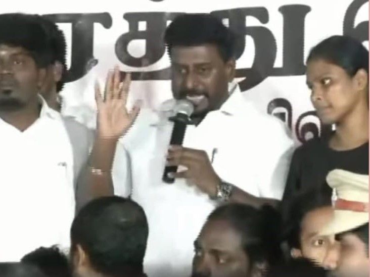 "மெரினா... மெரினா..." - பாலா இல்லப் போராட்டத்தில் தவெக அமைச்சர் ராஜ்மோகனுக்கு இளைஞர்கள் கடும் எதிர்ப்பு!