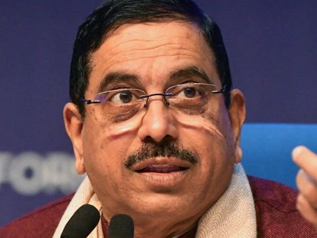 "புதிய கல்வி அமைச்சராகக் கூடுதல் பொறுப்பேற்றுள்ள பிரகலாத் ஜோஷி: யார் இவர்? - ஒரு விரிவான பார்வை!"