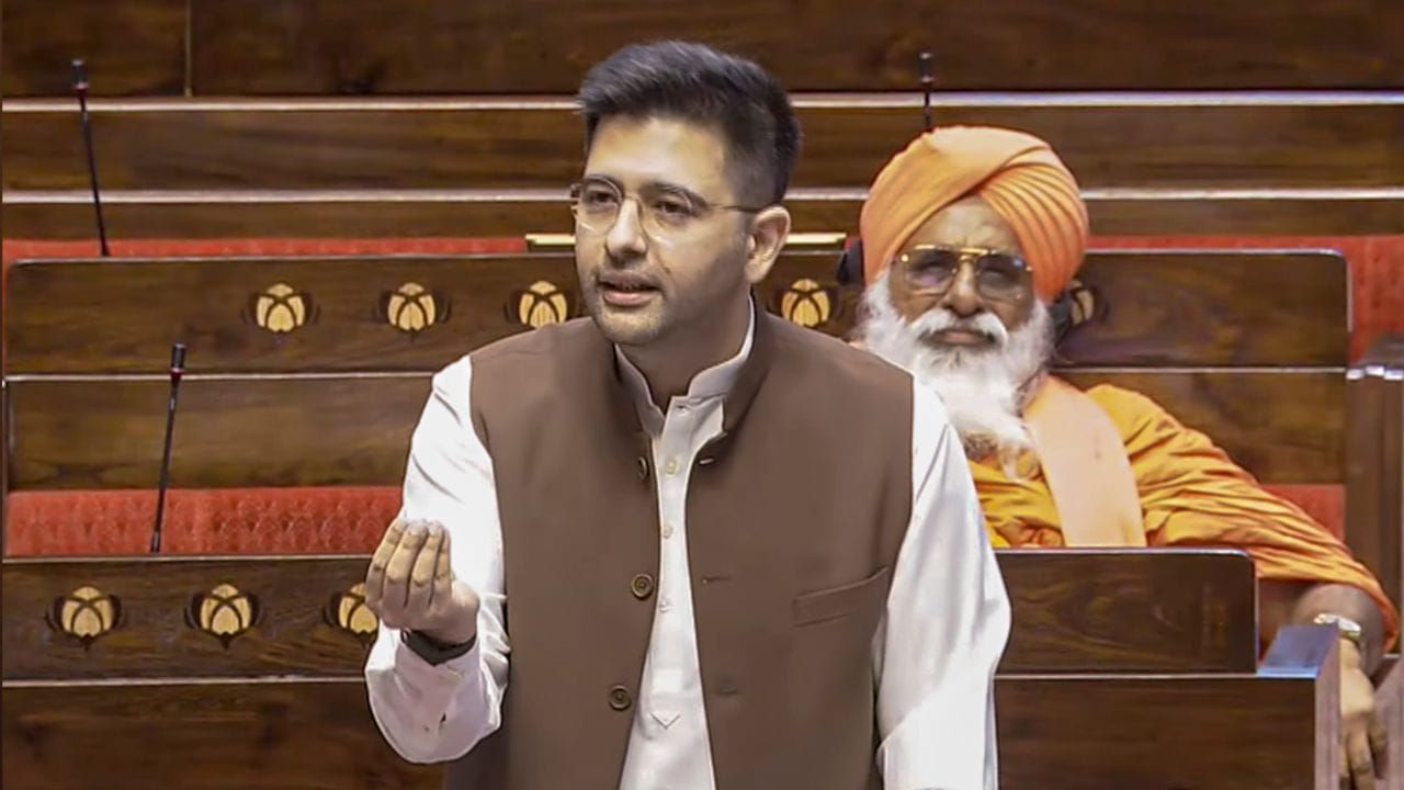 ஆம் ஆத்மிக்கு பெரும் அதிர்ச்சி: ராகவ் சதா தலைமையில் 3-ல் 2 பங்கு எம்.பி.க்கள் பாஜகவில் இணைய முடிவு!