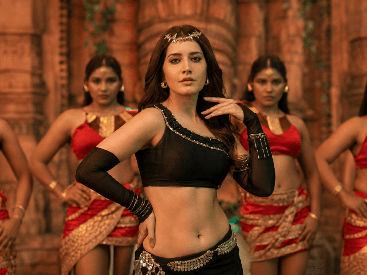 நடிகை ராஷி கண்ணாவின் கலக்கல் போட்டோஸ்