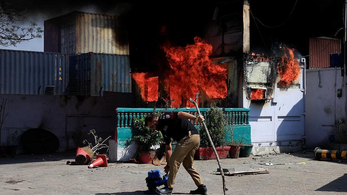 கமேனி மரணம்: பாகிஸ்தானில் அமெரிக்கத் தூதரகம் சூறையாடல் - துப்பாக்கிச் சூட்டில் 8 பேர் பலி!