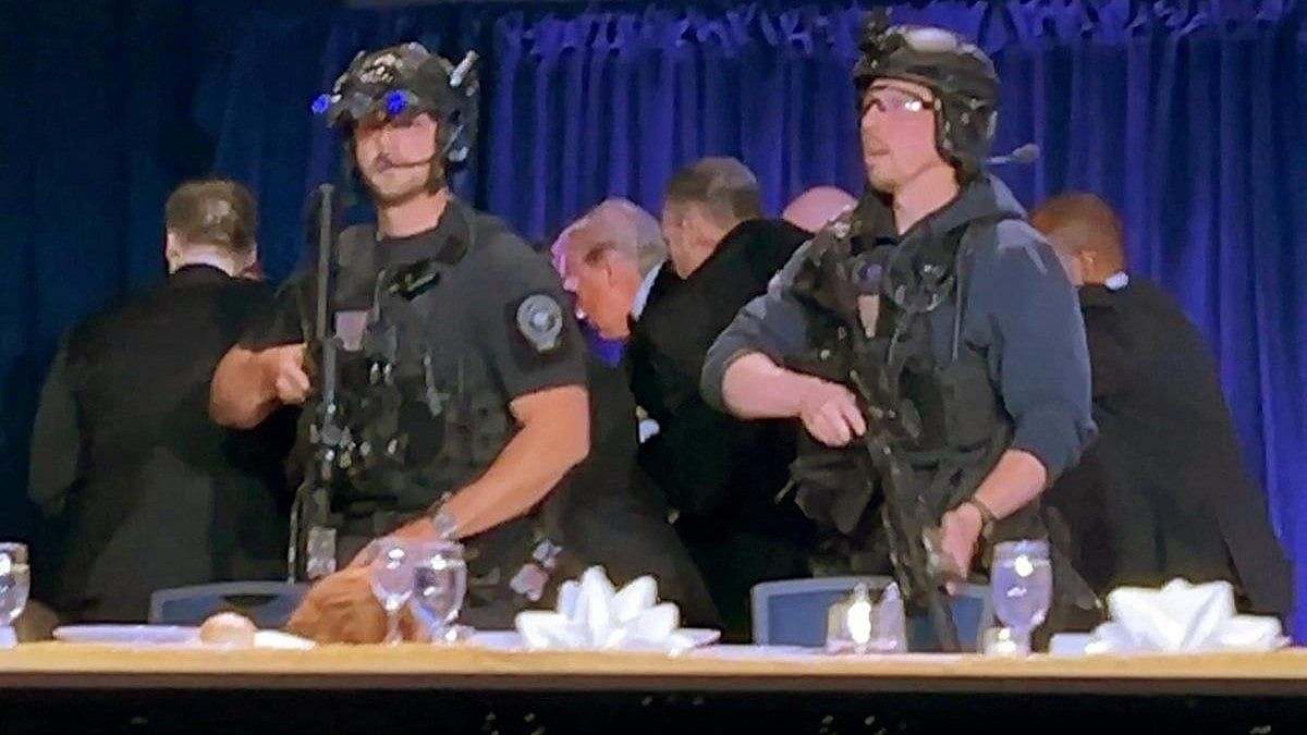 பத்திரிகையாளர் விருந்து விழாவில் துப்பாக்கிச்சூடு - கவச உடையால் தப்பிய அதிகாரி, பாதுகாப்பாக மீட்கப்பட்ட ட்ரம்ப்!