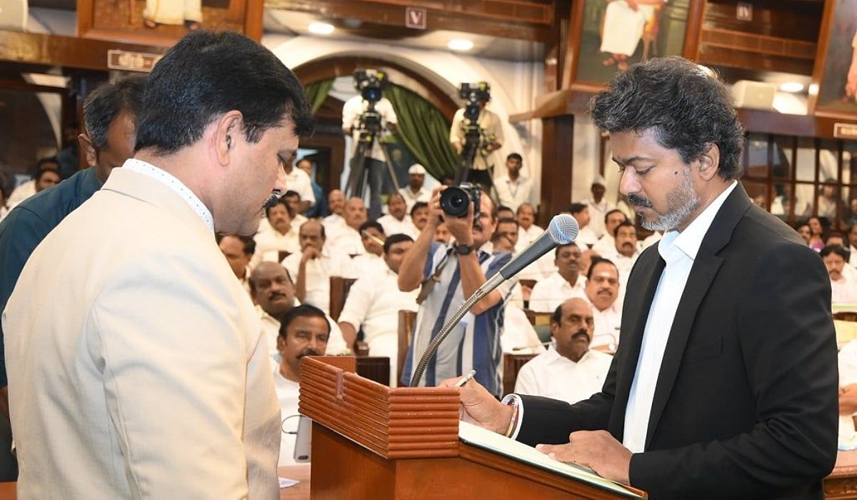 கோட்-சூட்டில் கலக்கிய முதல்வர் விஜய்: 17-வது சட்டப்பேரவையில் எம்.எல்.ஏ-க்கள் பதவியேற்பு விழா கோலாகலம்!
