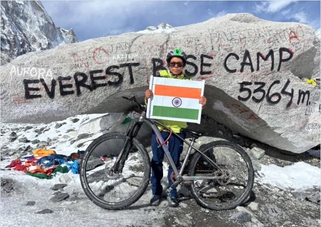 எவரெஸ்ட் சிகரத்தின் அடிவார முகாமை சைக்கிளில் அடைந்த முதல் இந்தியப் பெண்: கோரக்பூர் ஆசிரியை திவ்யா சிங் சாதனை!