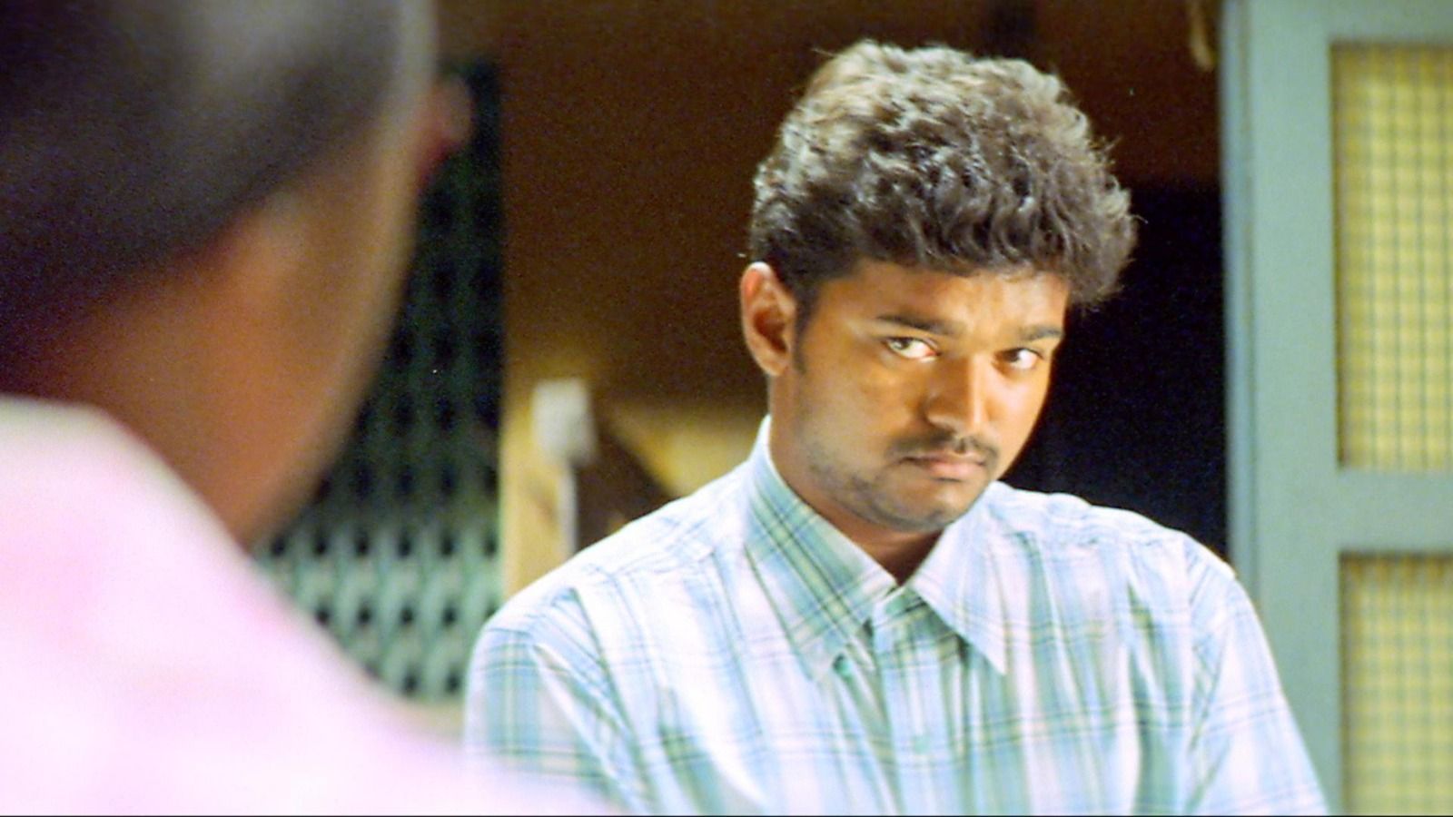 அரசியலா? சினிமாவா? - விஜய்யின் திடீர் 'யு-டர்ன்' சமூக வலைதளங்களில் குவியும் விமர்சனங்கள்!