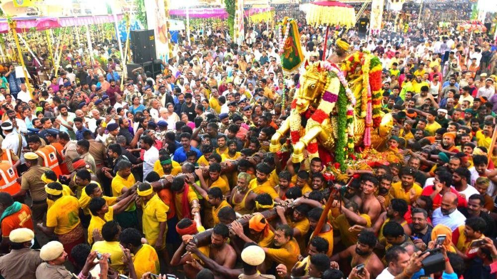 சித்திரை திருவிழாவில் அநாகரிகம்? கைவிலங்கு காத்திருக்கிறது! - காலணி வீசுபவர்களுக்கு உயர் நீதிமன்றம் 'வார்னிங்'!