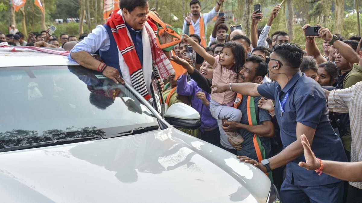 அசாமில் ஹாட்ரிக் வெற்றியை நோக்கி பாஜக: கருத்துக்கணிப்புகளில் தேசிய ஜனநாயக கூட்டணிக்கு பெரும்பான்மை
