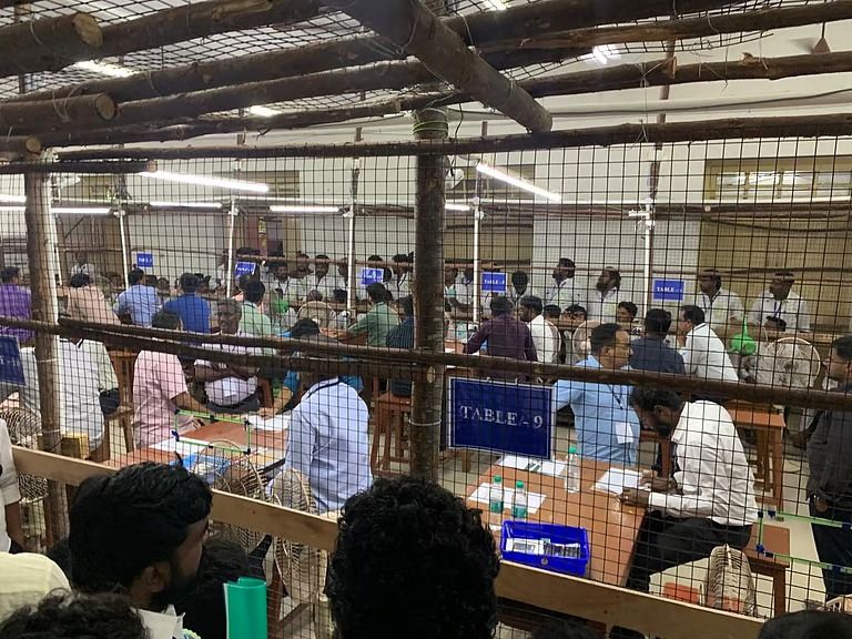 தமிழகத்தின் அடுத்த முதலமைச்சர் யார்? 62 மையங்களில் வாக்கு எண்ணிக்கை விறுவிறுப்பு!
