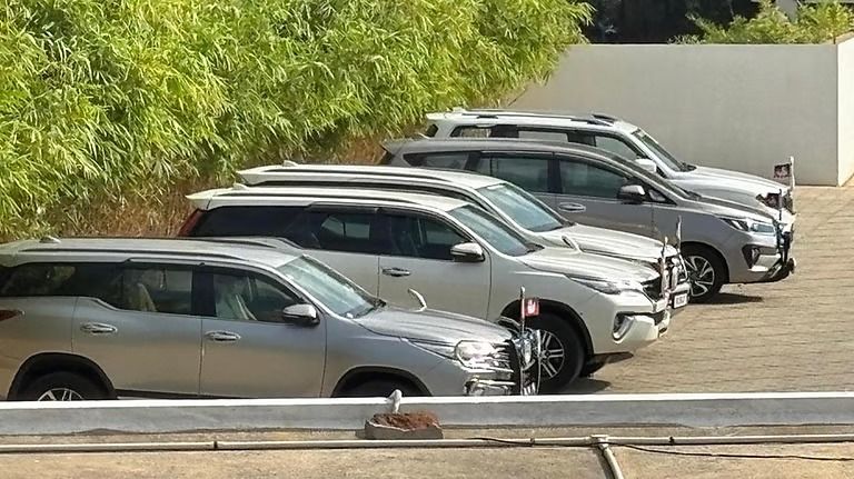 தமிழக அரசியலில் அடுத்த அதிரடி: புதுச்சேரி ரிசார்ட்டில் அதிமுக எம்எல்ஏக்கள் முகாம் - எடப்பாடி பழனிசாமி ஆலோசனை