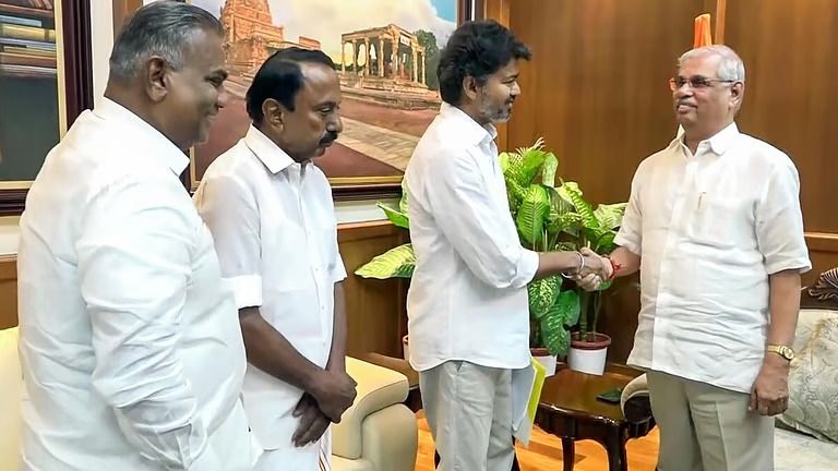 பெரும்பான்மை பலத்தை நிரூபித்தால் மட்டுமே பதவிப் பிரமாணம்: விஜய்யுடனான சந்திப்பு குறித்து ஆளுநர் மாளிகை விளக்கம்