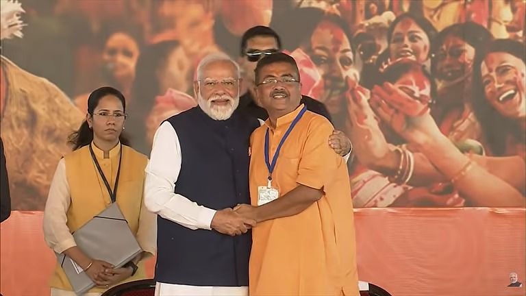 வங்கத்தைக் கைப்பற்றிய தாமரை: மம்தாவை வீழ்த்திய சுவேந்து அதிகாரி முதலமைச்சராக முடிசூட்டு!