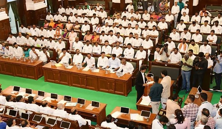 50 ஆண்டு கால வரலாற்றை மாற்றிய 2026 தேர்தல் - ஒரே வரிசையில் திமுக - அதிமுக!