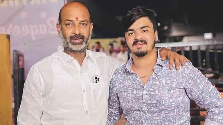 மகனை நான்தான் ஒப்படைத்தேன் என்ற மத்திய அமைச்சர்... இல்லை, பதுங்கியிருந்தவரை தூக்கினோம் என்ற போலீஸ்: போக்சோ வழக்கில் பகீர் திருப்பம்!