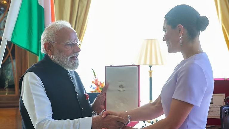 மோடிக்கு ஸ்வீடனின் உயரிய விருதை வழங்கி கௌரவித்தார் இளவரசி விக்டோரியா!