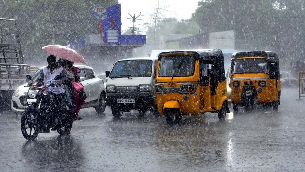 தமிழகத்தில் வெளுக்கப்போகும் கோடை மழை... நாளை 6 மாவட்டங்களுக்குக் கனமழை எச்சரிக்கை: மீனவர்களுக்கும் பறந்தது ரெட் அலர்ட்!