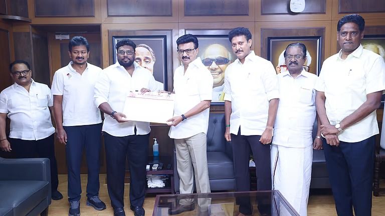 தவெக கூட்டணியை எதிர்த்த காங்கிரஸ் நிர்வாகி அலீம் அல் புகாரி திமுகவில் இணைந்தார்!