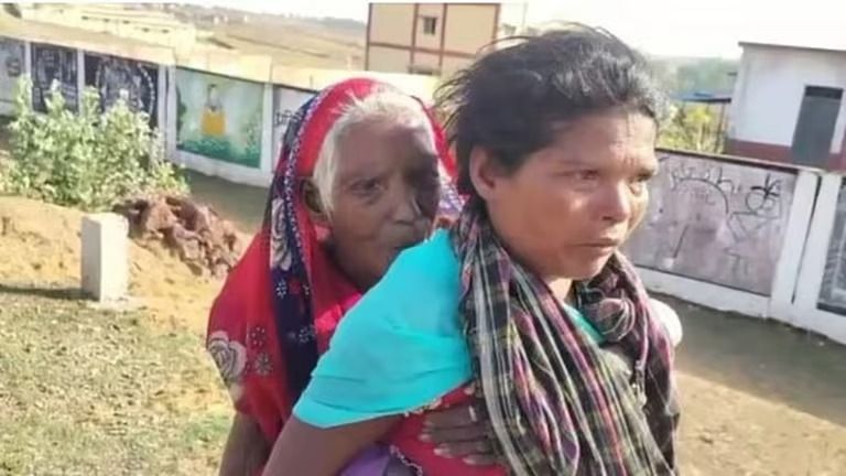 டிஜிட்டல் இந்தியாவின் நிழல் பக்கம்: ₹1500 ஓய்வூதியத்திற்காக 90 வயது மாமியாரை முதுகில் சுமந்து 9 கி.மீ நடந்த மருமகள்!