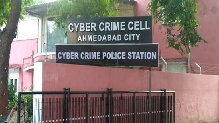 போலி சாமியார்களின் ஆபாச மிரட்டல்: காதல் வலையில் விழுந்தவர்களை மார்பிங் செய்து ரூ.60 லட்சம் சுருட்டிய கயவர்கள்!