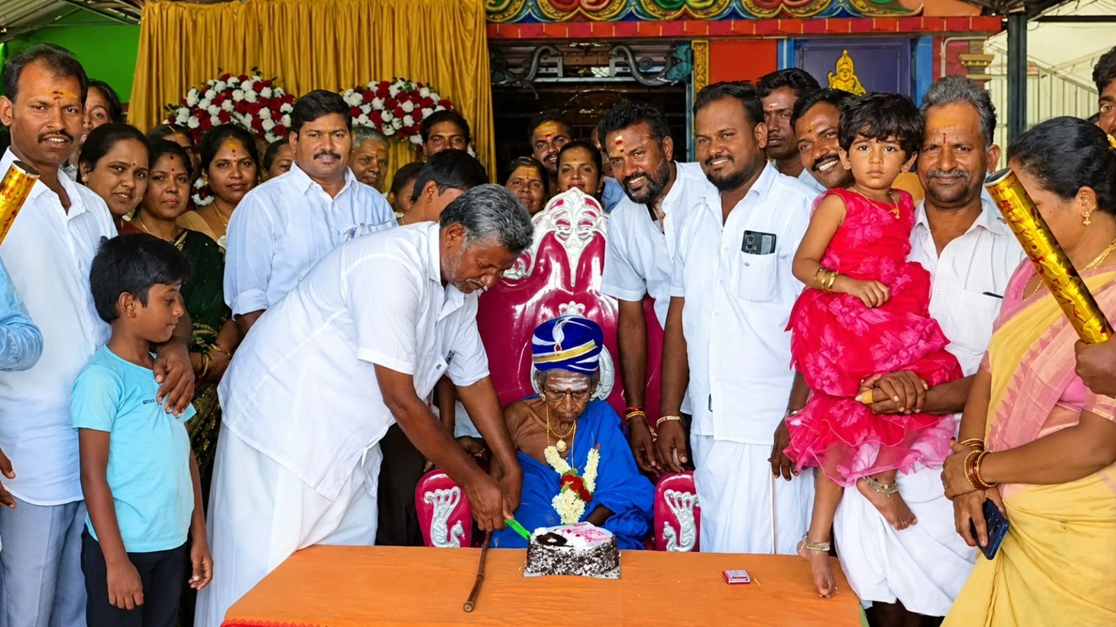 350 பேரக்குழந்தைகள்... 5 தலைமுறைகள் கண்ட 108 வயது பாட்டிக்கு 'கனகாபிஷேகம்': தருமபுரியில் நெகிழ்வூட்டும் குடும்ப விழா!