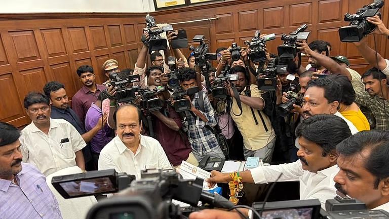 சரிந்து விழும் இரட்டை இலை: 4-வது எம்எல்ஏவாக இசக்கி சுப்பையா அதிரடி ராஜினாமா... தவெக-வில் குவியும் அதிமுக பட்டாளம்!