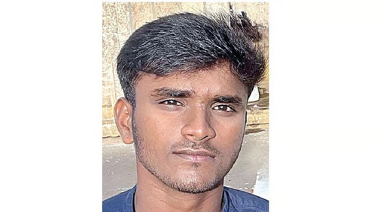 முதல் ஓட்டத்திலேயே முறிந்த உயிர்: திருச்செங்கோடு அர்த்தநாரீஸ்வரர் கோயில் தேரின் அடியில் சிக்கி இளைஞர் துடிதுடித்து மரணம்!