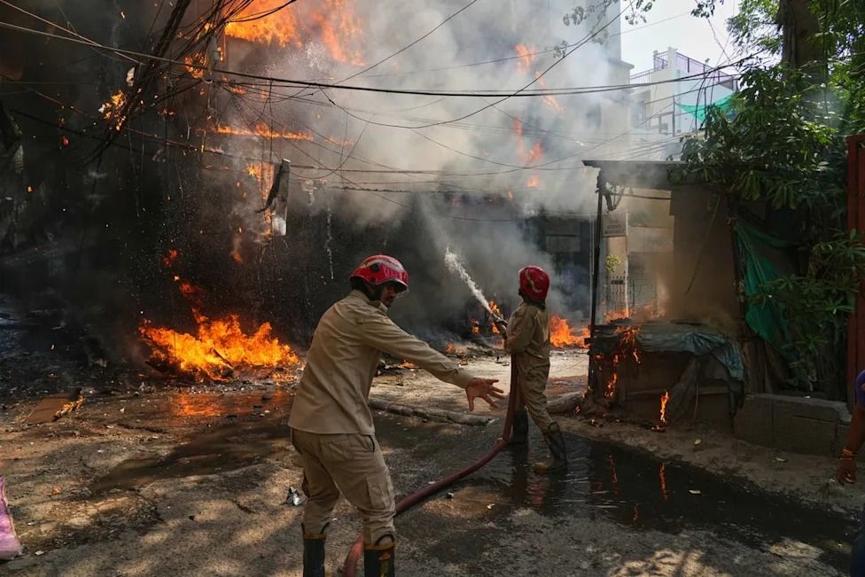 டெல்லி உணவகத்தில் பயங்கர தீ விபத்து: 10 பேர் உடல் கருகி பரிதாப பலி; 11 பேர் படுகாயம்!