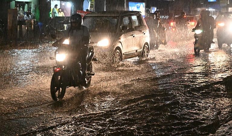 குடையோடு கிளம்புங்க மக்களே! தமிழகத்தின் 8 மாவட்டங்களில் வெளுக்கப்போகும் கனமழை; வானிலை மையம் எச்சரிக்கை!