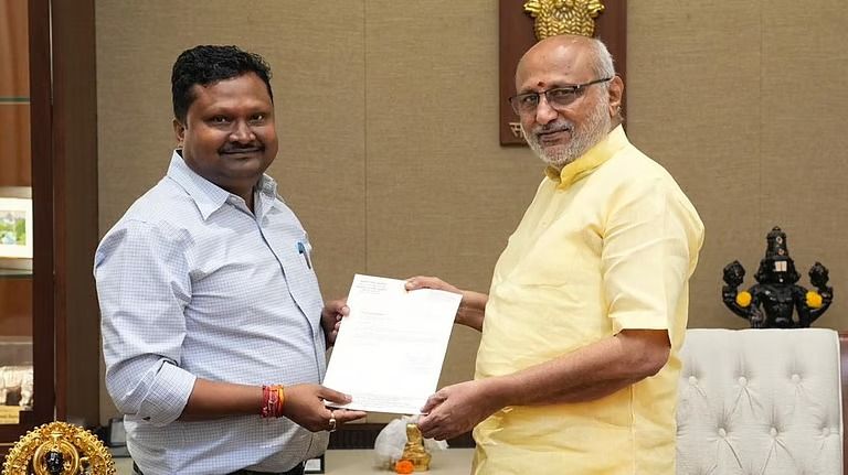 சரிவை நோக்கி நகர்கிறதா மம்தாவின் கோட்டை? ஒரே வாரத்தில் திரிணாமுல் காங்கிரஸ் 3-வது எம்.பி ராஜினாமா