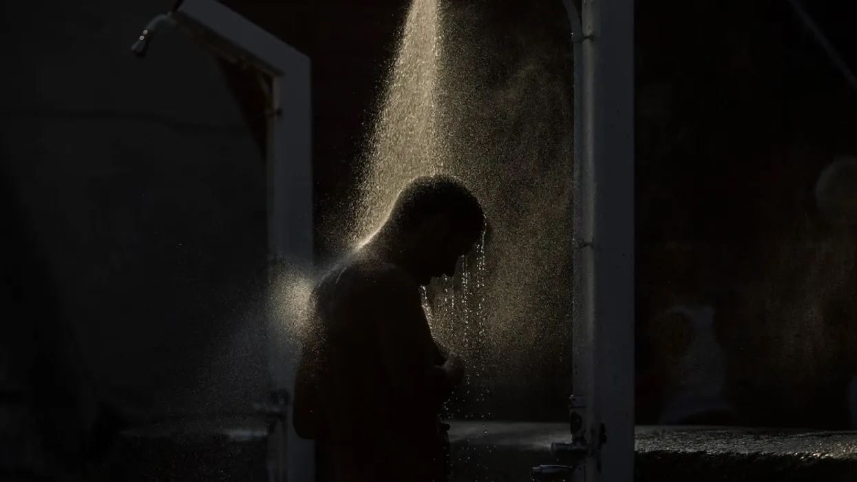 நிம்மதியான உறக்கம் வேண்டுமா? இருட்டில் குளித்துப் பாருங்கள்!